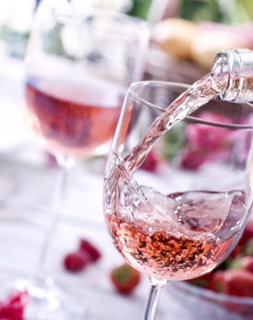 Rose Wein trinken auf der Terasse