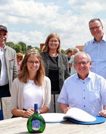 Unterfrankens Regierungspräsident mit den Winzern im Gespräch