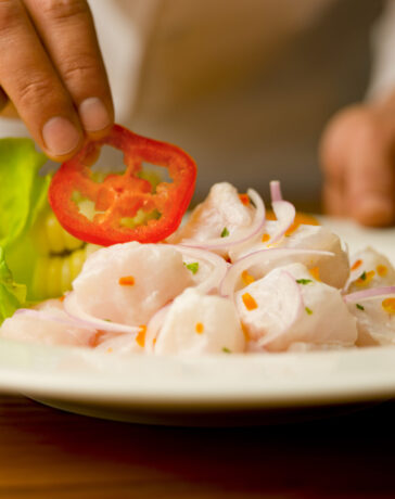 Zubereitung von Fisch-Ceviche, ein traditionelles peruanisches Gericht